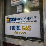 Eccoci dunque davanti all�entrata della bottega di �Vito delle bombole�, introdotta da un�insegna che recita �Fiore gas-dal 1950�